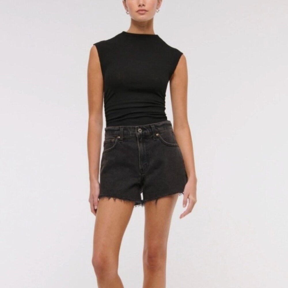 Black Abercrombie & Fitch High Rise 90s Relaxed Cutoff Denim Shorts - Size 28/6